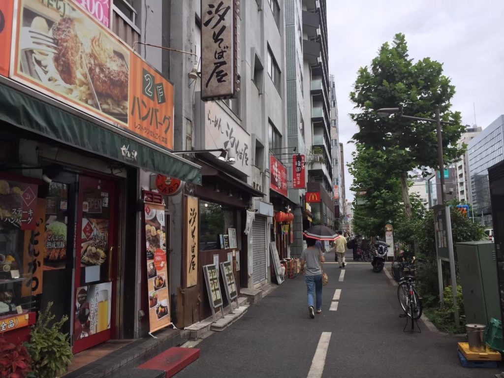 大通り沿いの商店街