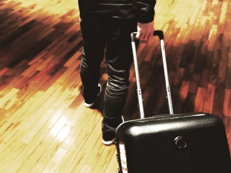 一人旅 スーツケースを持つ男性