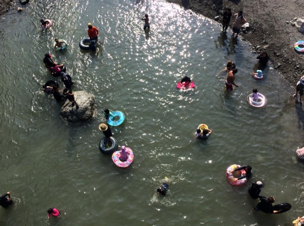 神流川で遊ぶ子どもたち